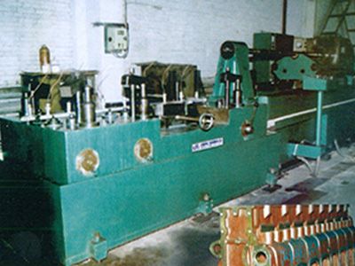 柴(chai)油機(ji)缸體凸(tu)輪軸孔(kong)精(jing)鉸組郃機牀(chuang)